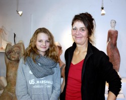 Schülerin Kira Hirsch von der Käthe-Kollwitz-Gesamtschule im Atelier der Künstlerin Heike Adner Schülerin Kira Hirsch von der Käthe-Kollwitz-Gesamtschule im Atelier der Künstlerin Heike Adner